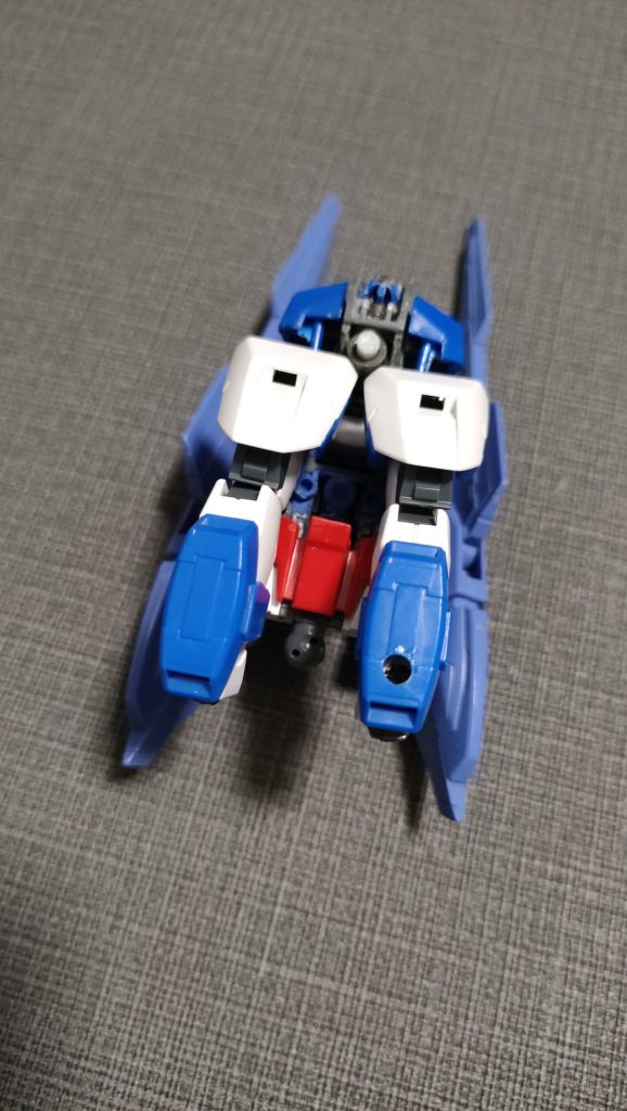 胸を跳ね上げて頭を収納し、腕部を収納する