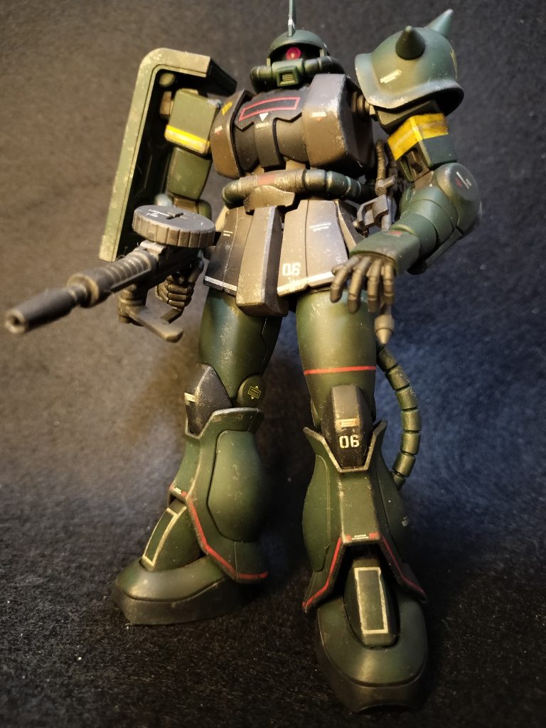 前から。モノアイだけ100均デコシール。デカール貼ったあとは艶消して汚しただけです。