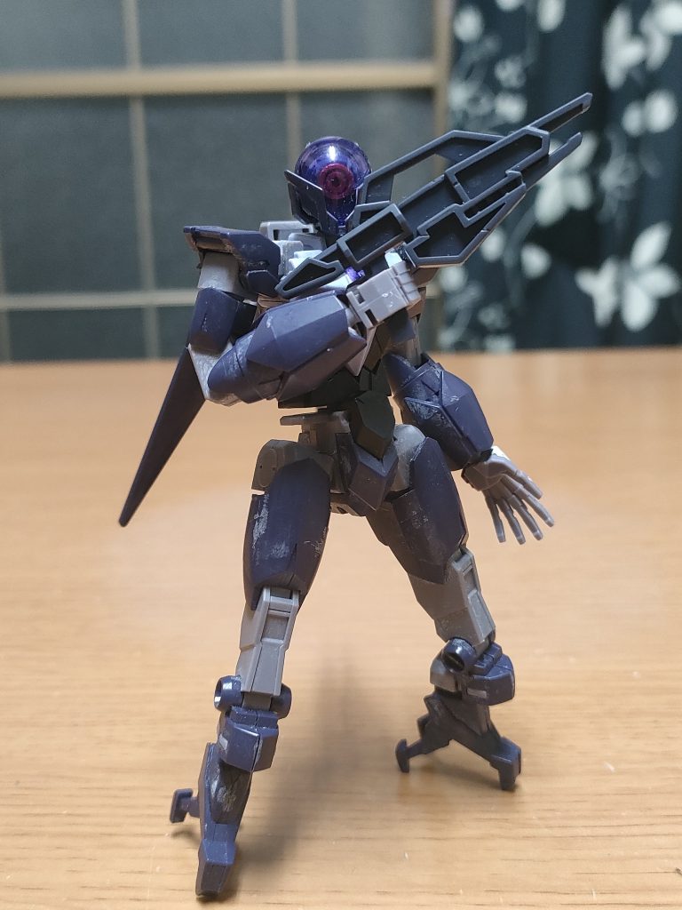 素体・アルスコアガンダム。本機には専用ビームライフルがあるが、フェイクν用のコアスプレーガン装備。超大型の拳銃?、機関拳銃か?かの様なボリューミーな縮尺です。