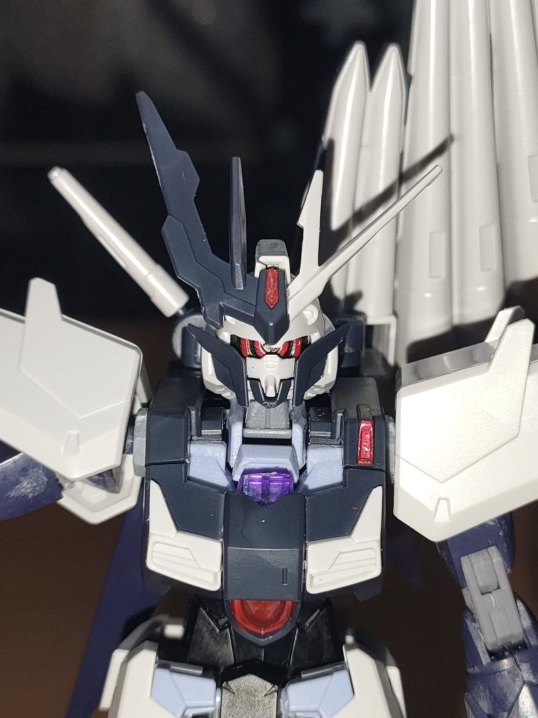 遠くて暗いから見えづらかったがメタリックレッドで塗装したヒトツメは大変不気味である。