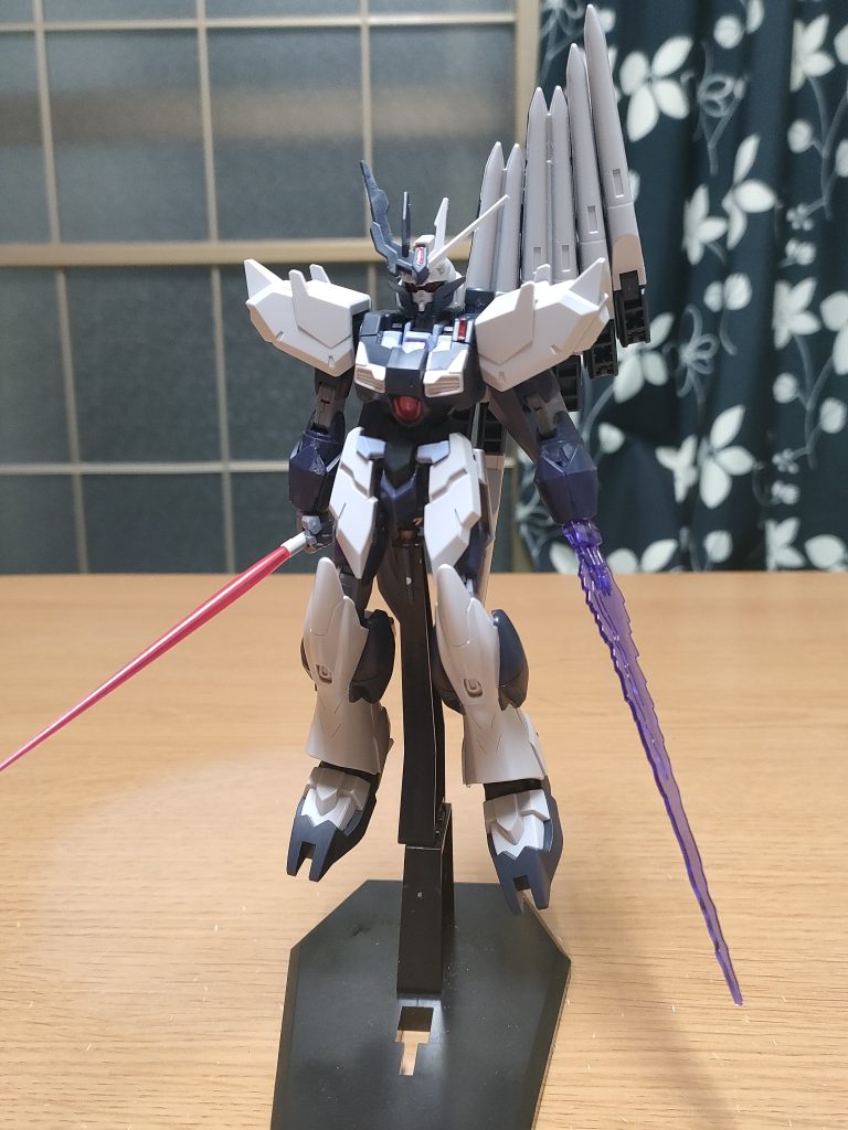 ビームサーベルアシンメトリー二刀流。アルスコアガンダムは手首から直接サーベルを発振出来るがバックパックに一本サーベルある為にこの様な二刀流が可能。