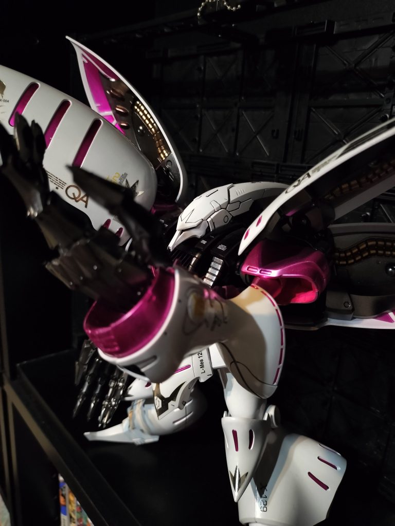 この巨大な手指とディテール盛り盛りの頭部。悪役感が好きです。