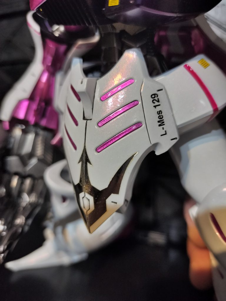 ここのデカールが貼りづらくて苦労しました。うっすら赤？ピンク？がかって反射してるのは、ホワイトの上にルビーレッドを吹いたからです。その上にフルグロスクリアで仕上げました。