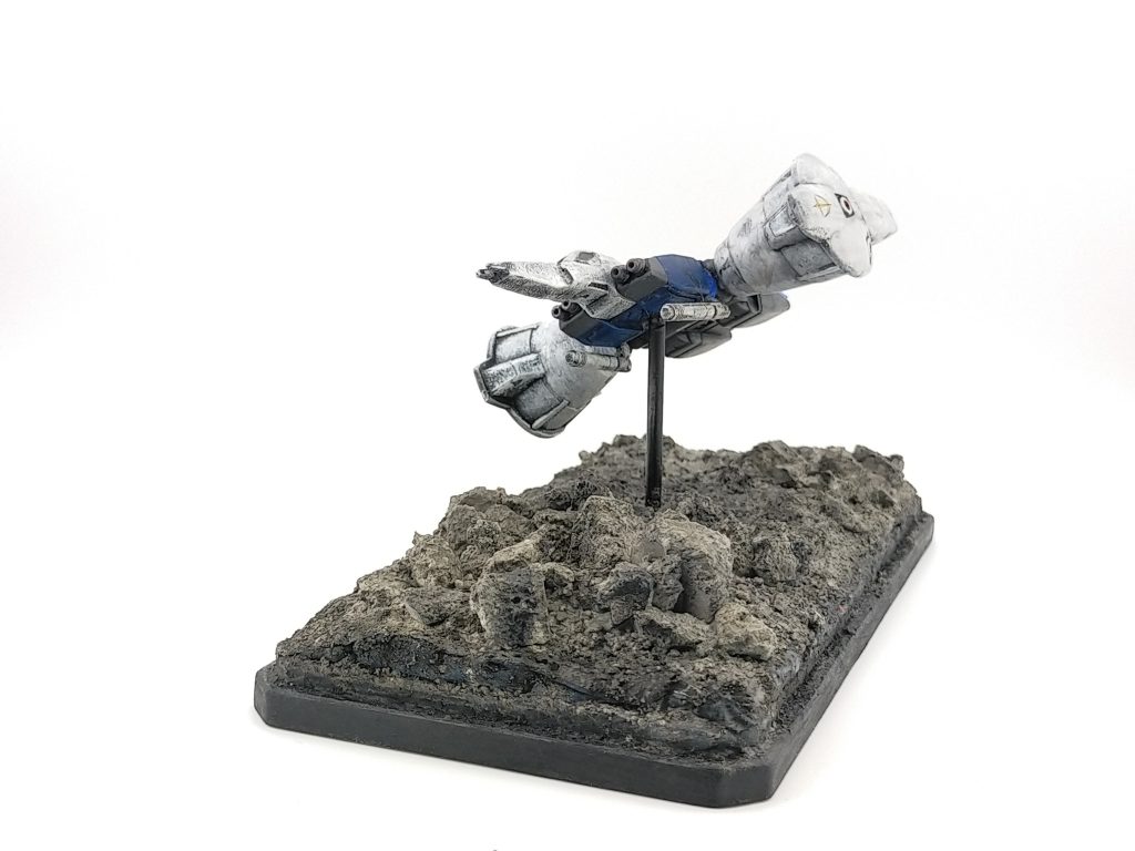 100均のコレクションケースを土台に、コンクリートで作った瓦礫をもう少し細かくしてのり付け