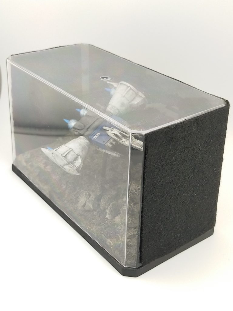 飾る際には周りを黒のフェルトをつけています。遠目で見ると黒のプラ棒が目立たないので、スペースも取らずに飾れてます。