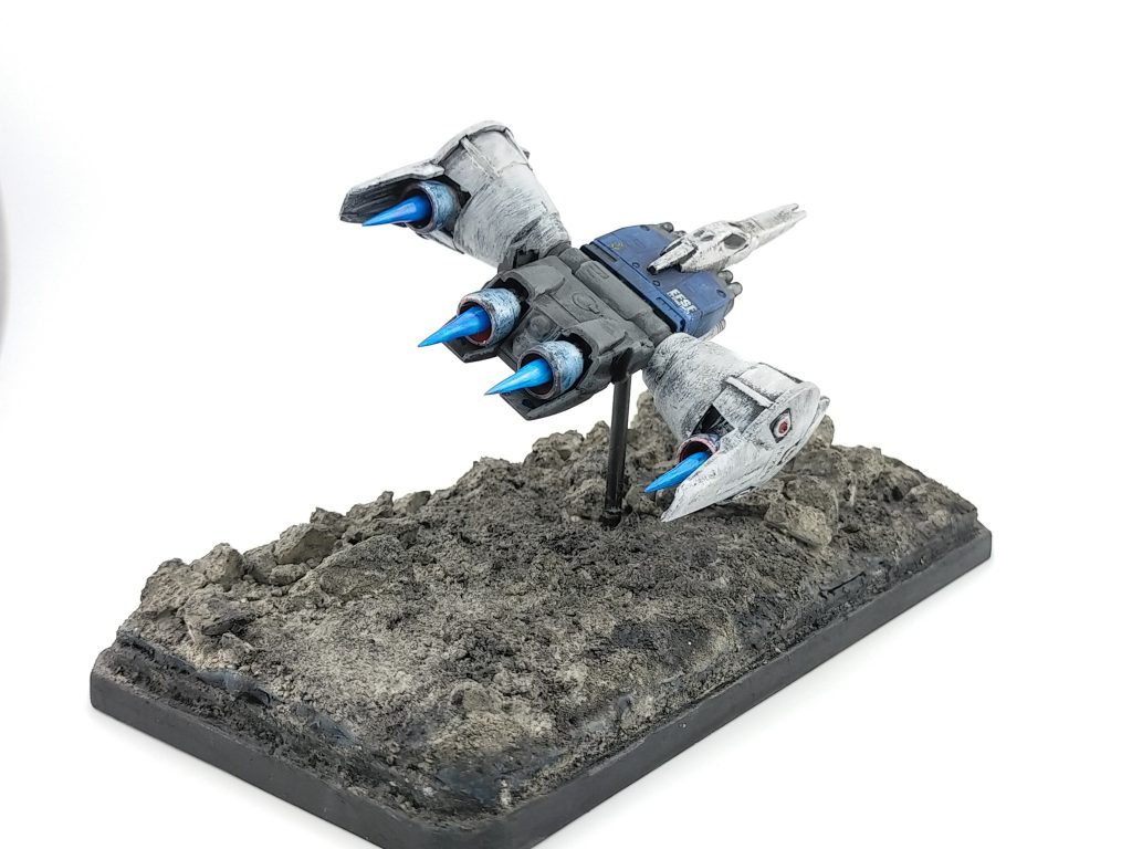 プラ棒を中央に指して固定してます