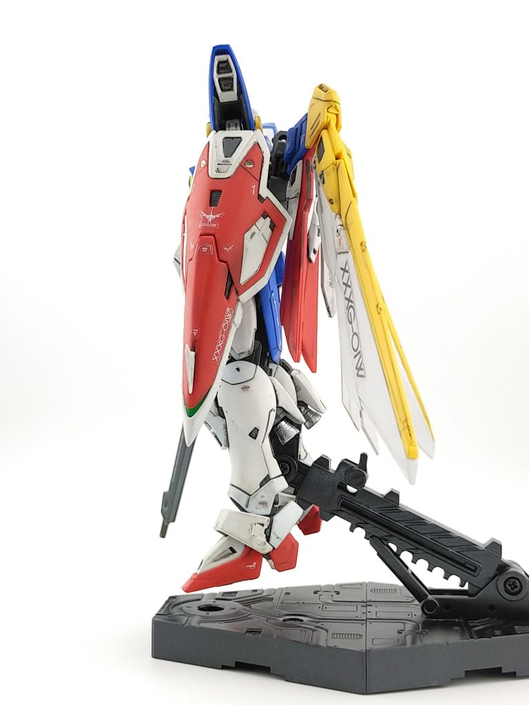 色々と検討した結果、まずは墨入れ→デカール→光沢塗料でコーチィング。