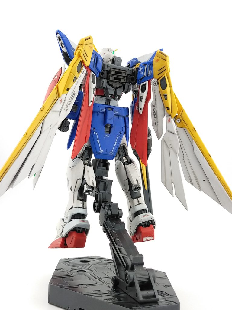 光沢の塗料は本音を言うとラッカー塗料を使いたかったのですが、臭いの問題もあり、水性ホビーを使用。