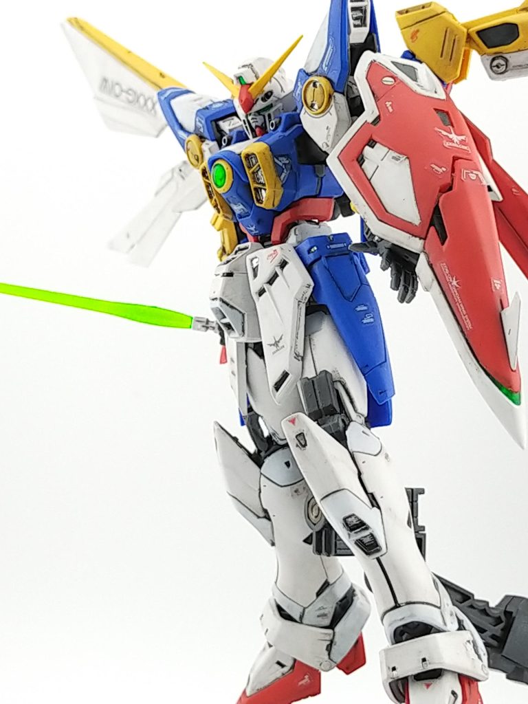 ガンダムマーカーのメッキシルバーで部分塗装。