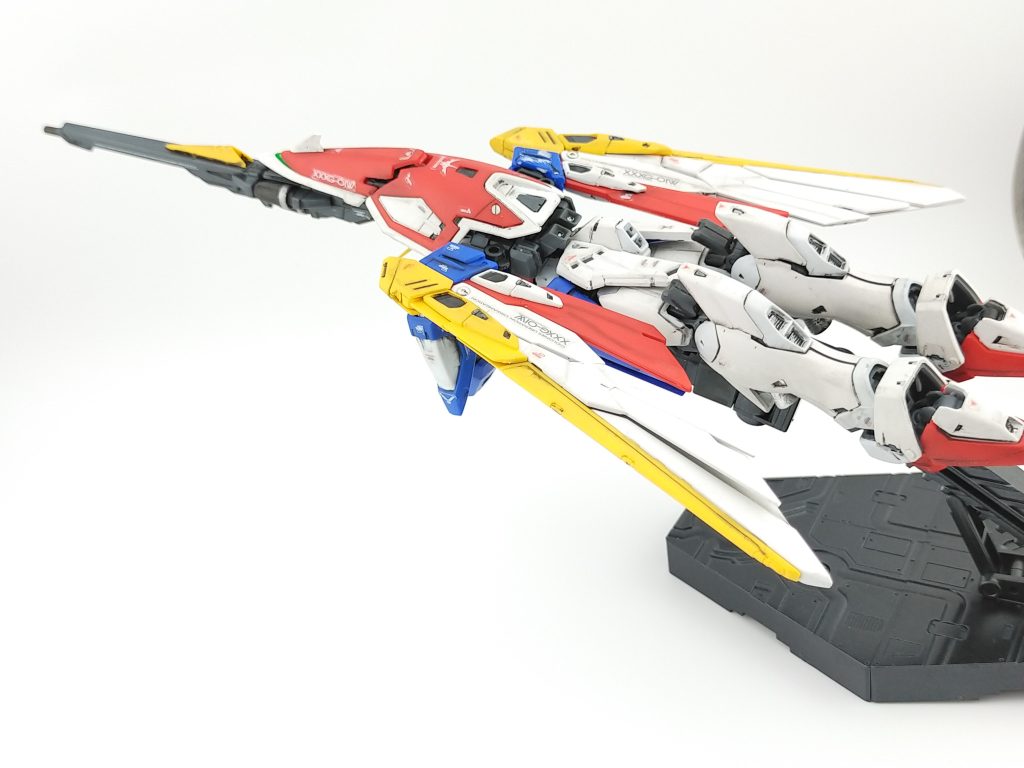 バード形態への変形も可能。ギシギシ音はありませんでしたが流石にHGの時の様なスムーズさは無く、いつ折れるかドキドキでした。
