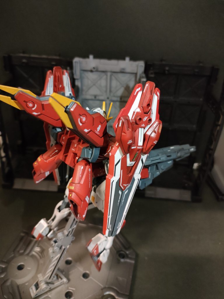 ウイングの接続アームのちゃちさが気になります。背面だから目立ちませんが、ここはディティールアップしたほうが良かったと後悔。