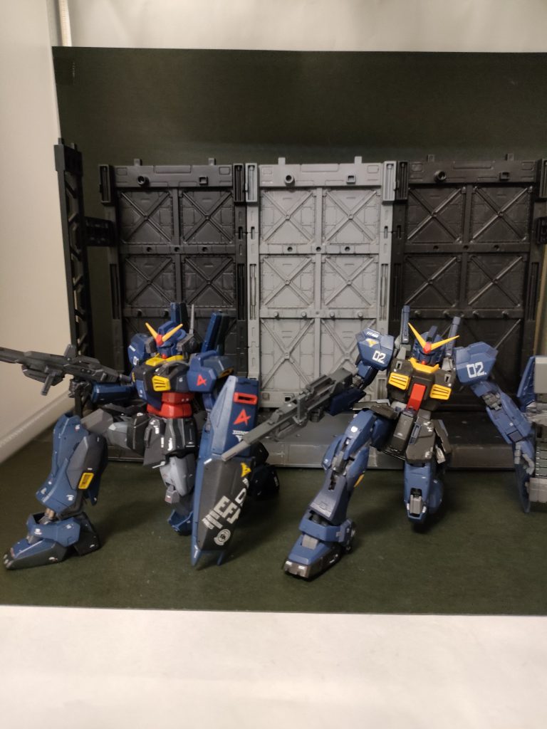 膝立ち比較です。脚部関節を左右逆にしたままだと可動範囲が狭くなるのでこの写真では元に戻しています。スタイリング変更として、大腿部を0.5mm延長、足首関節を0.5mm短縮。膝立ちがキレイにできるように、との工夫ですが効果は…ほんのちょっとだけ。閲覧頂きありがとうございました!