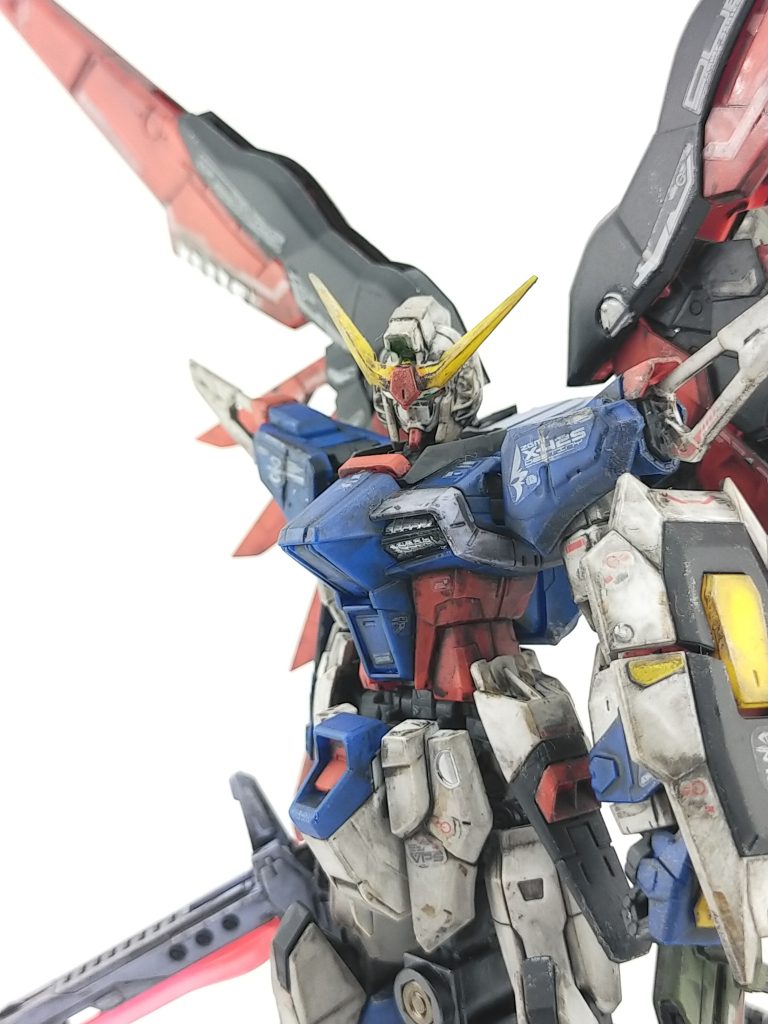 そこで、ジャンクパーツとなってしまっていたHGのディスティニーガンダムの顔を付けてみました。同じ1/144スケールですし、全然問題なく装着
