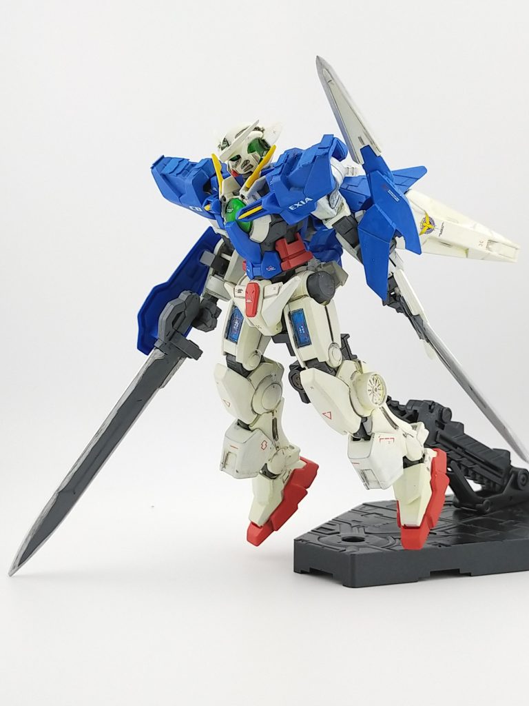 プロポーションは首を延長し、両肩にプラバンを貼り付け・両脛にはジャンクパーツから引っ張ってきたパーツを接着。大剣はネオジム磁石を仕込んで腰にマウント出来るようにしました。