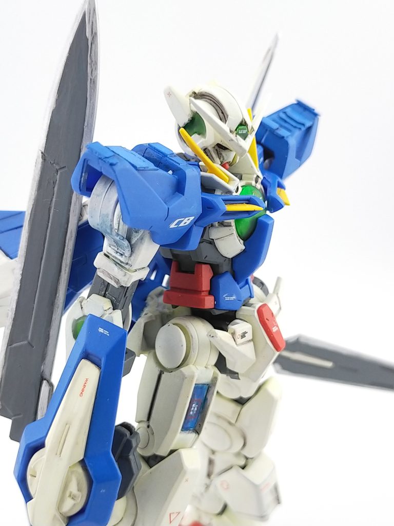 タミヤアクリルのホワイトを基本に、イエロー、ブルー、レッドのトリコロールカラー。GNドライブはクリアグリーンを使用しています。