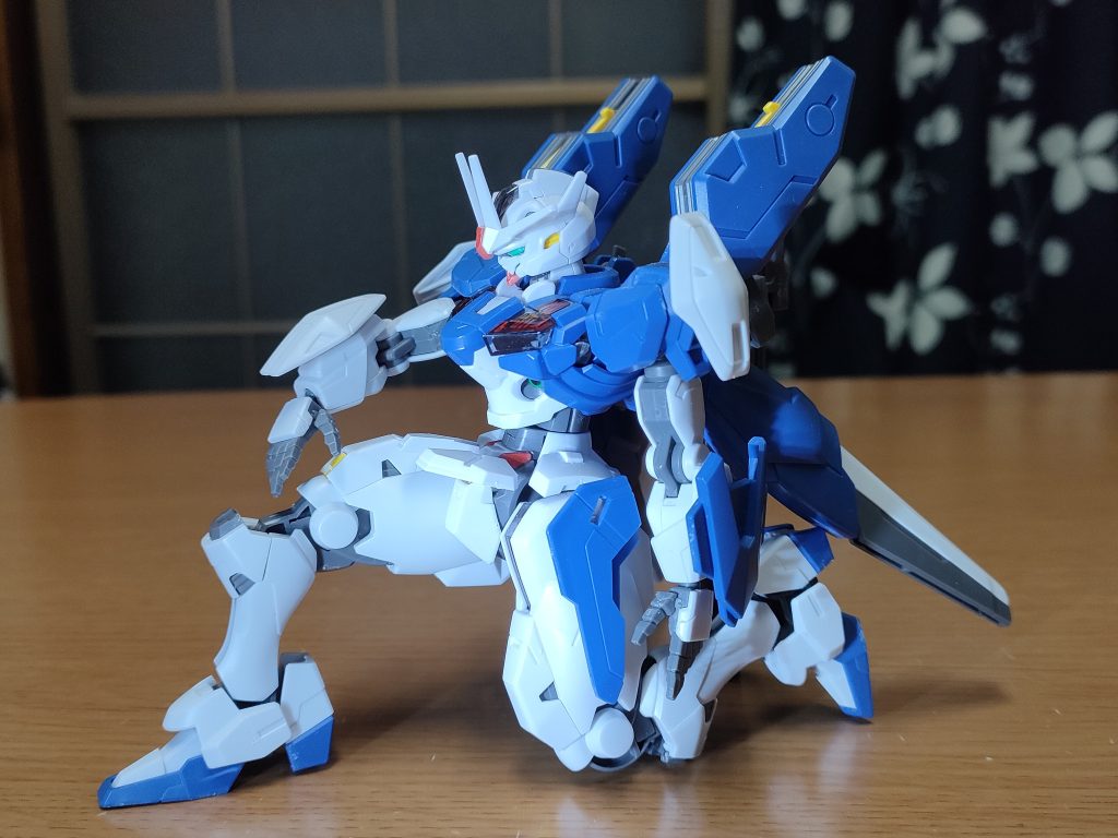 片膝付いて待機状態。