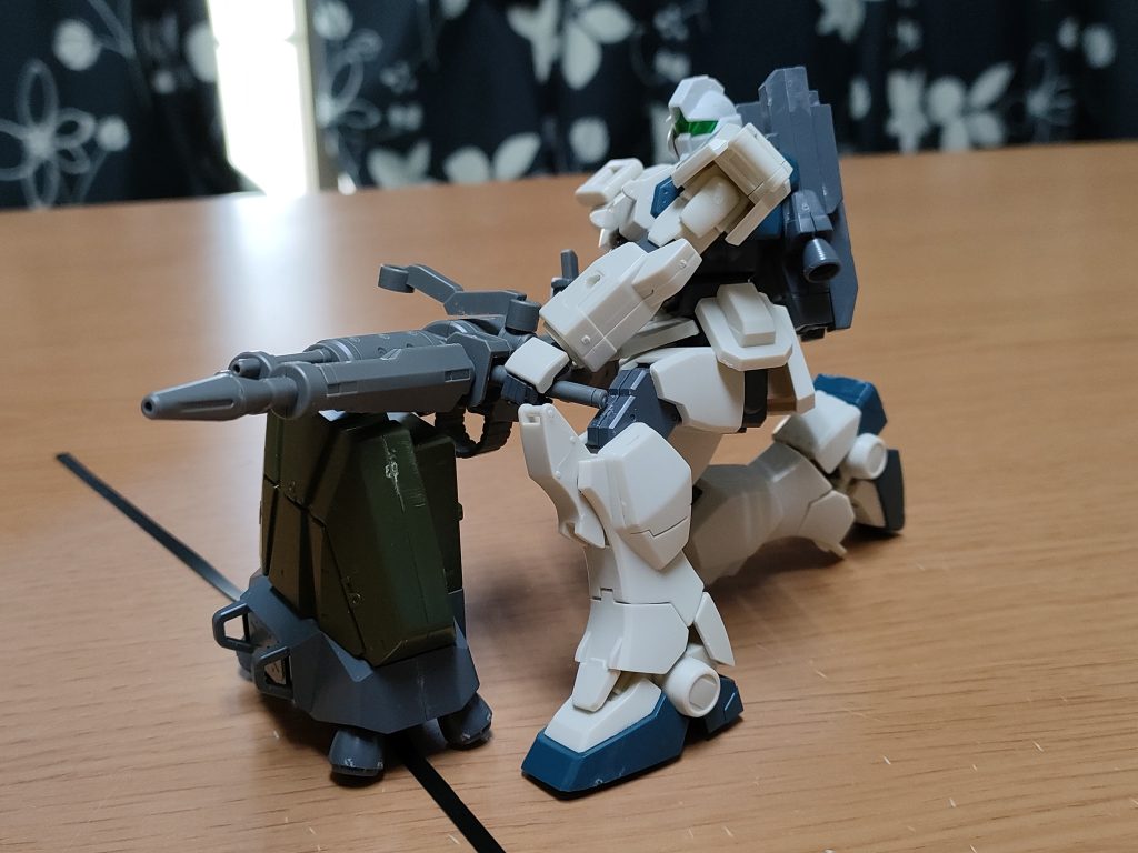 長距離狙撃用ビームライフル。市街戦の想定外対策として送られた代物だが、移動砲台として敵勢力に多大な損害を齎した。バイポッドが無い為、使用済みのパラシュートパックを1銃架にしたが緩衝材として上々だった模様。