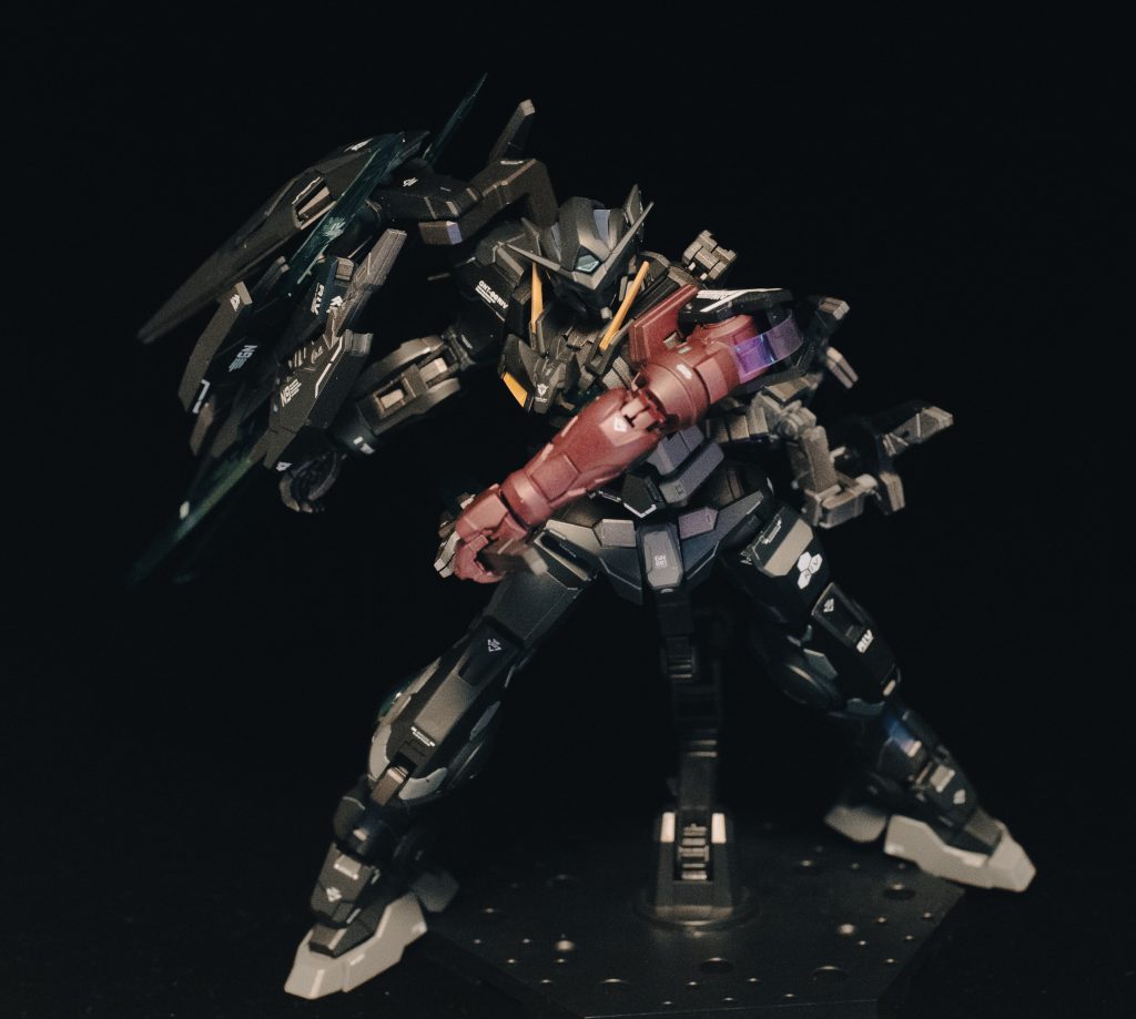 カラーはつや消しブラック、グレー、ダークグレーがメインです