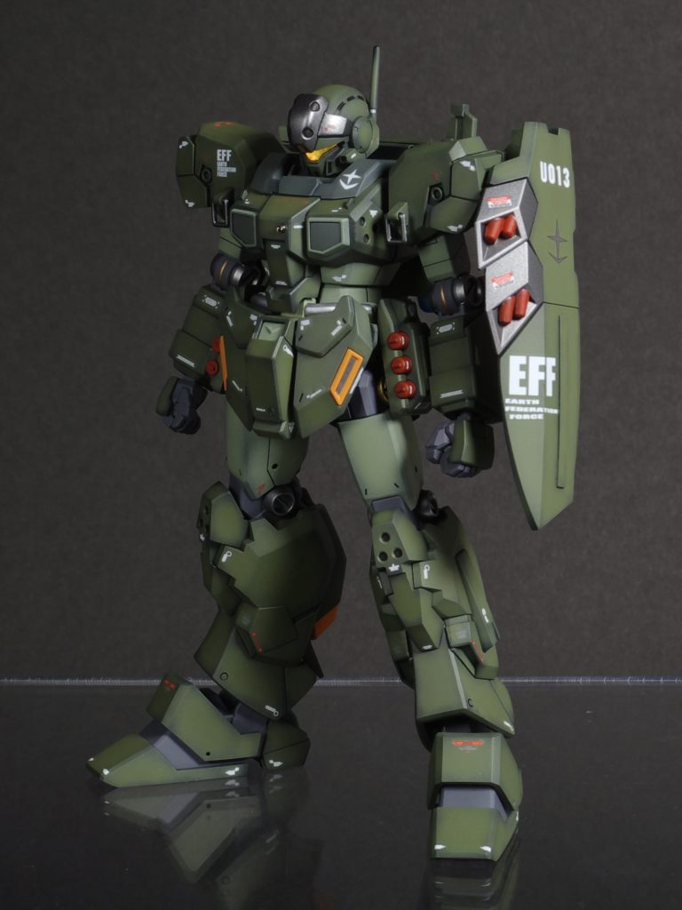 カラーリングは重厚感を出したかったので、黒立ち上げのグラデーション塗装にしました。よーく見るとグラデーションになっているはずです(；´Д`A