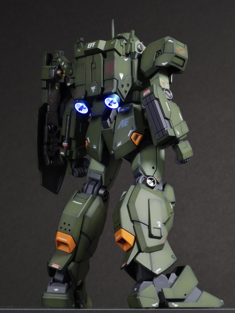 スジボリをしない分、丸モールドやマイナスモールド、デカールで情報量を補っています。デカールの位置決めが苦手なので貼ったり剥がしたりを何度も繰り返しました。（そして剥がしたデカールに塗装が少しに持っていかれました…(T ^ T)）