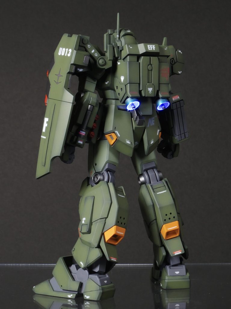 バックパックのバーニア内部は蛍光塗料で塗装しました。スラスターの内側も蛍光塗料で塗装すればよかったと少し後悔しています。