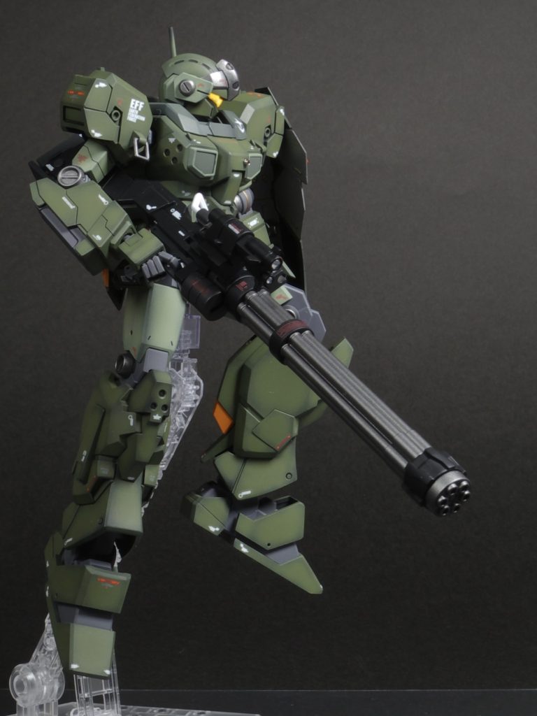 武器には男のロマン（ガトリングガン）を持たせてみました。このガトリングガンもなかなか塗装が決まらず３回くらい塗り直しています(T_T)