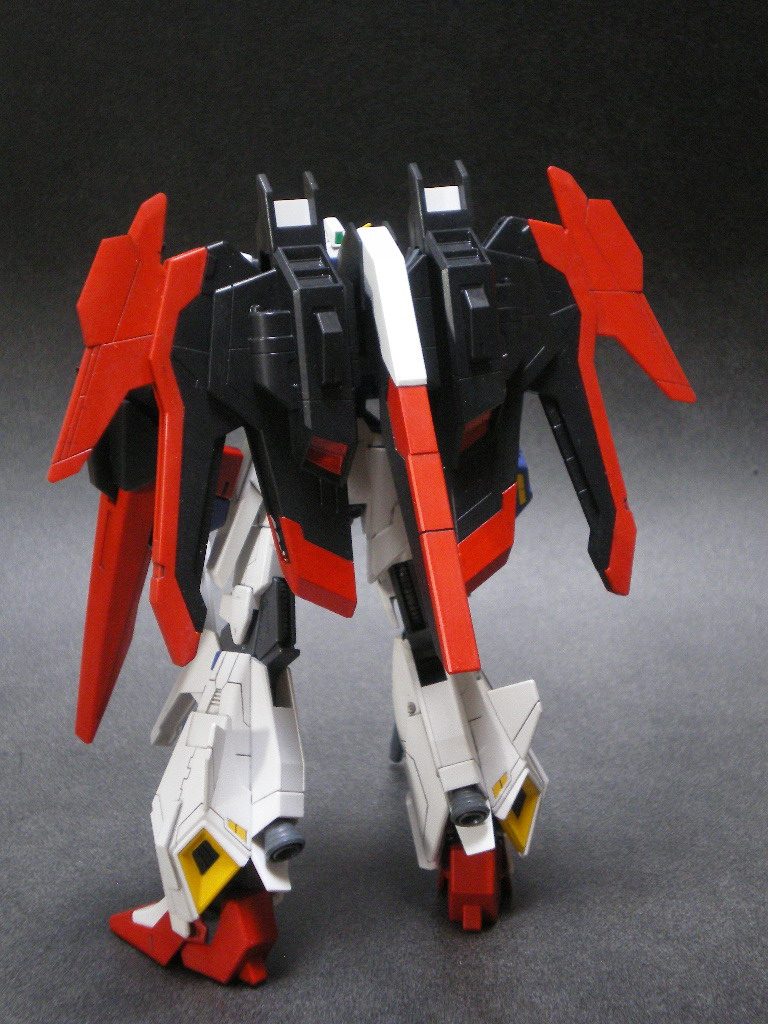 ヒロイックでかっこよいデザインだと思います。羽のひとパーツプラが行き渡ってない不良があったのも今となっては良い思い出です。