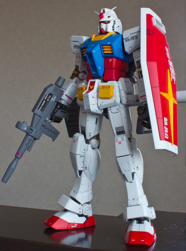 主にRGがそうなのですが、メインカラーをパーツ事にトーンを変えるのが個人的に好きではなく、モノトーンとしてます。「白い悪魔」なので白は特に😉ただ改造しないのならサフは吹かない主義なのでよーく見ると白は若干成形色の影響出てます（笑）