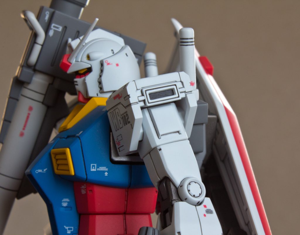 肩アーマーの造形も凄い好き！！モールドの彫り直しはメチャ楽しかった！！いつもの工程で製作、ガイアカラーによる基本色塗装、デカール貼り、でフィニッシュはこれ一択のガイアセミグロスクリアプレミアム！フッ素配合系塗料は全部そうなのかも知れませんが小キズは消してくれるとこが大のお気に入り！！んでもって特筆すべきは使用したデカール！！社外品(中◯製？)なんですがクオリティははっきり言って純正なんて足元にも及ばないほど高かった😂ニス部が全くないのと、印刷クオリティも上！！予備シールも沢山あるし。。純正はもう買わないだろうな（笑）