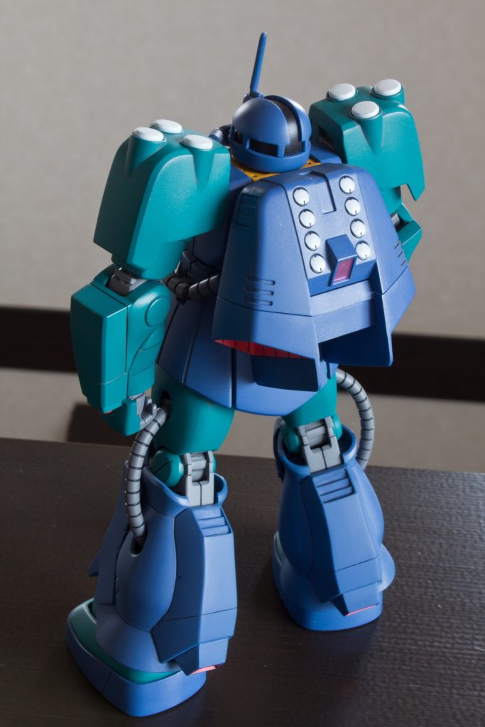 バックパックのミサイル部分と脚部のオレンジの差し色は塗り分け面倒でした💦