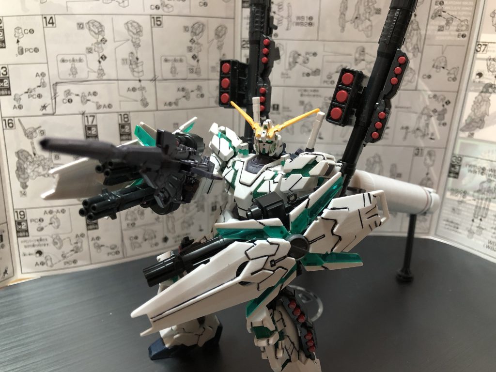 3作目がフルアーマーユニコーン(笑)これを買ったのには少し経緯がありまして、当時まだご存命だった洗足の雷王さんのお店で見栄を張って購入したものです。作るのは大変だし、デカくてアパートのベランダじゃスプレーできないしで、わけもわからぬままビン入りのつや消し(恐らくエアブラシ用)を買ってきて筆塗りした覚えがあります。