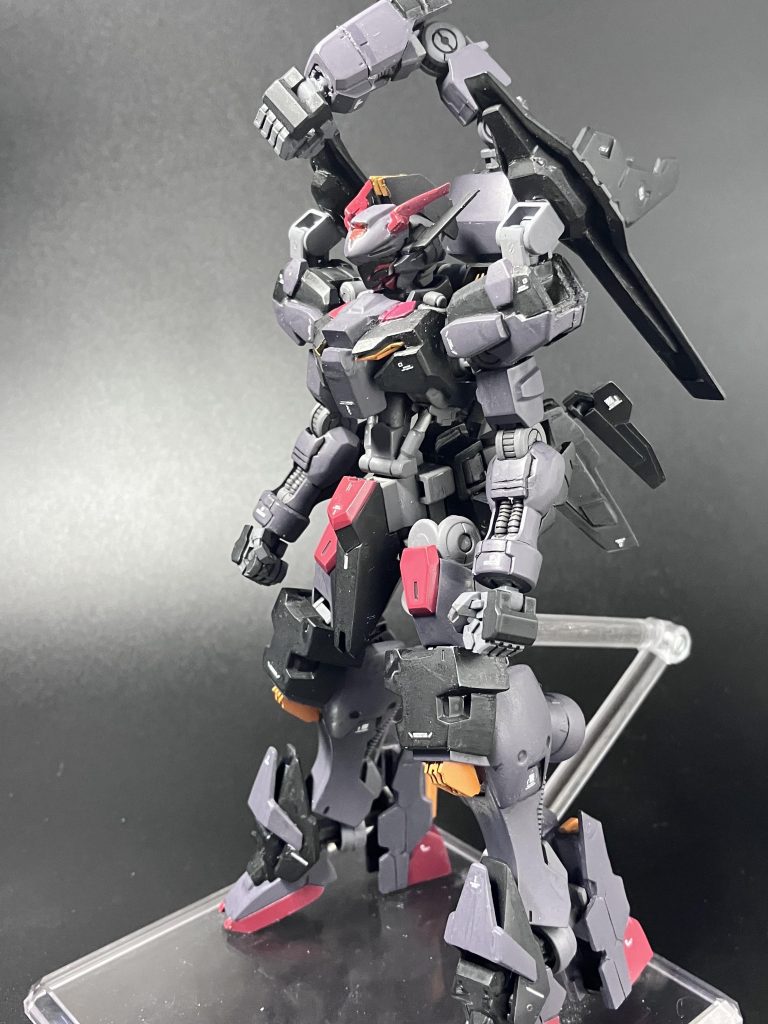 武器なし状態。ダブルファング形態からの変形部分・背部スラスターから腕の展開・頭部パーツの差し替え・スカート展開・肩スラスターを後ろ向きに・踵を伸ばして爪先立ちに