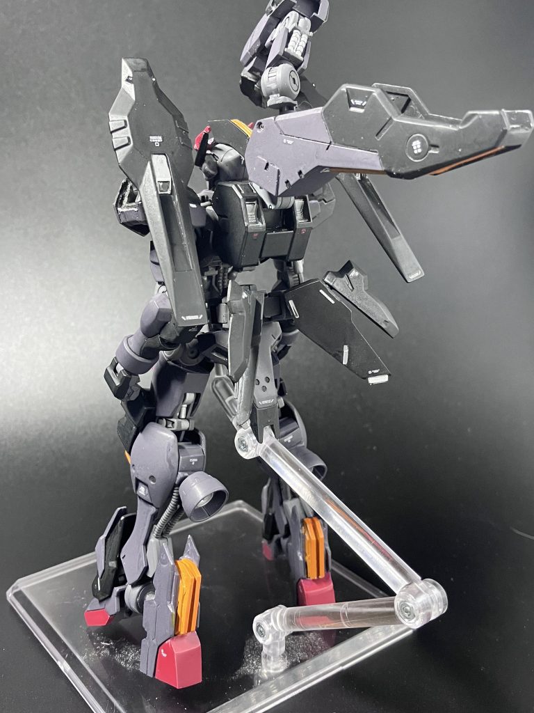 バックショット。こう見ると高機動型っぽい後ろ姿。