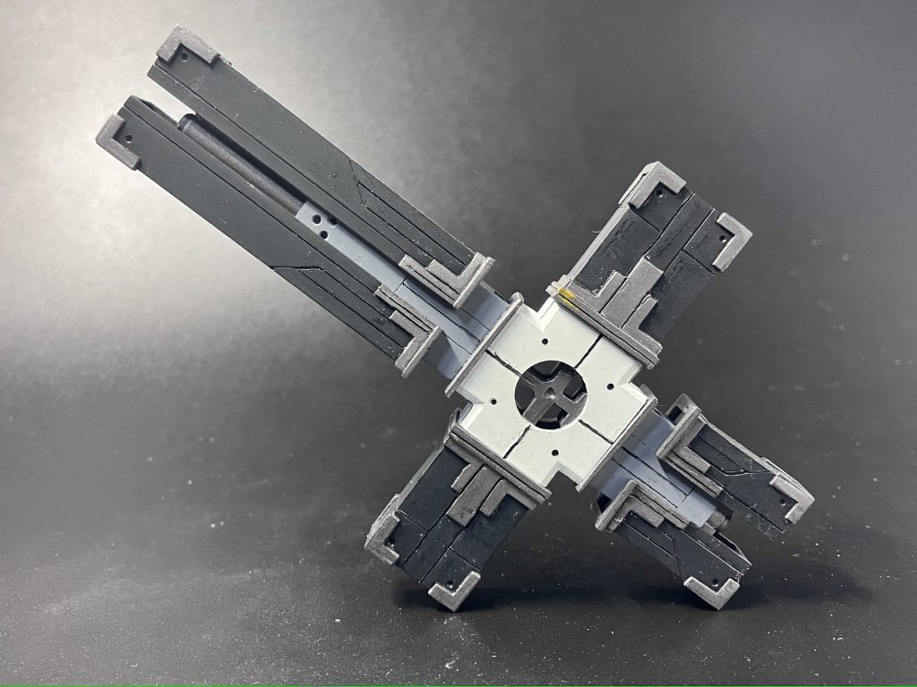 展開ギミックはネオジム使ったガワだけ差し替えです。印象的なグリップは再現したかったので、保持を考えてパネルごと手首付きのものにネオジム差し替え式に。