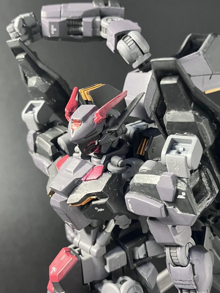 顔は色々考えたんですが、バイザーが出てくるという設定の額ごと差し替えに