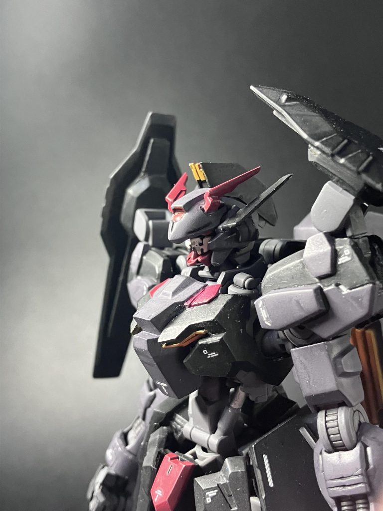 お顔。いい感じの悪役顔になったと思いますがまたスミ入れの拭き取り忘れてる……