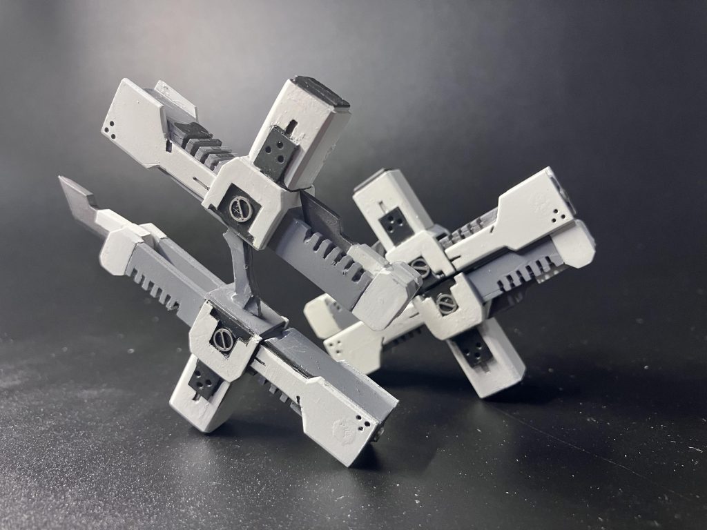 ダブルファングらしきナニカ十字からの展開は技術的に無理があったのでグリップをネオジムでくっつける形にしてます。初めてフルスクラッチに挑戦しましたが、二度とやりたくないくらいには大変でした……表面処理他諸々が雑すぎですが体力と気力の限界だったのです……ユルシテ……原典では銃口の反対側はストックでしたが鉄血要素として申し訳程度のブレードが付いてます。