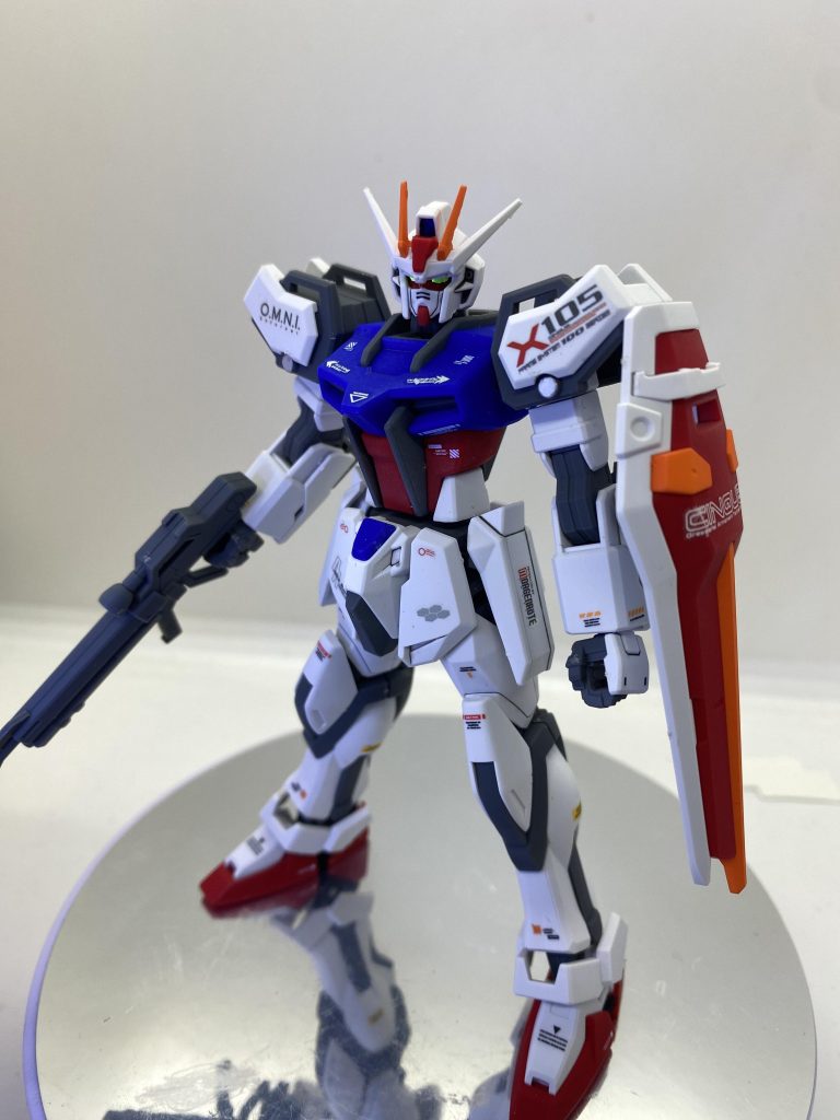 カメラアイはシルバーを下地に蛍光塗料で塗装しました。