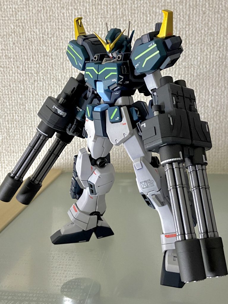 ヘビーアームズ改(EW)素体。首1mm、胴を1.5mm少し延長するスタイル改修をしています。この作品を作った頃は部分塗装派で、本体ホワイトやグリーンは成形色にリアルタッチマーカーで色味を加えツヤ消しコートした物です。