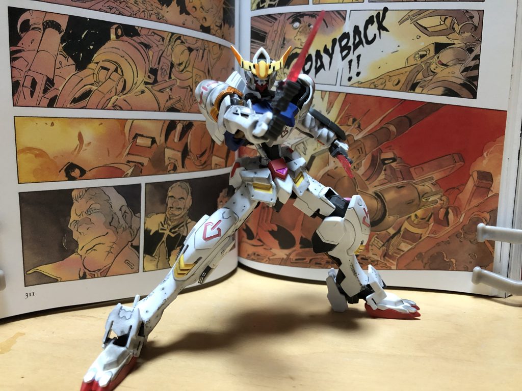 次に作ったのが、バルバトスでした。これは確かネットの記事で「こいつを組むべし!」みたいなおすすめ記事を見かけて、買い物にでかけた鎌倉のおもちゃ屋で買った記憶があります。こちらは拙いながらリアルタッチマーカーでチッピングに初挑戦しています。