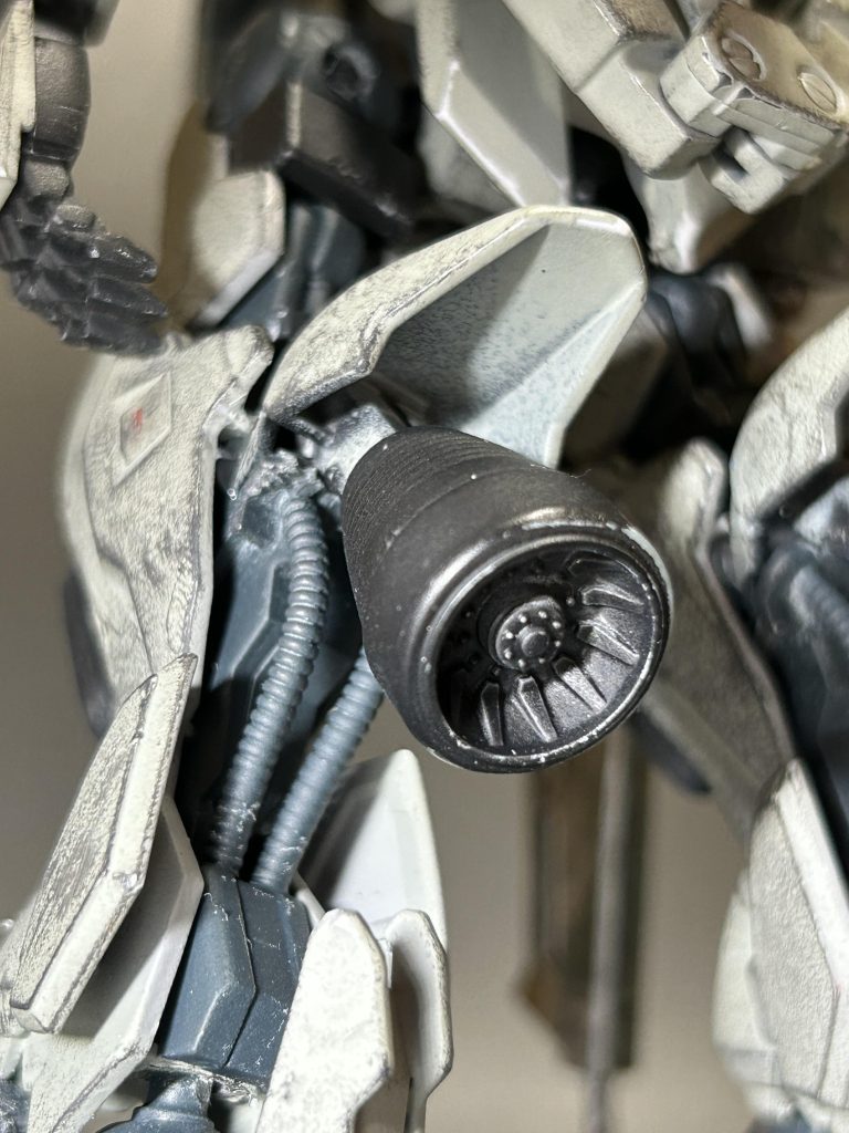 脚部ブースターはディテールが多いガンタンクのキャタピラのホイールを採用しました。