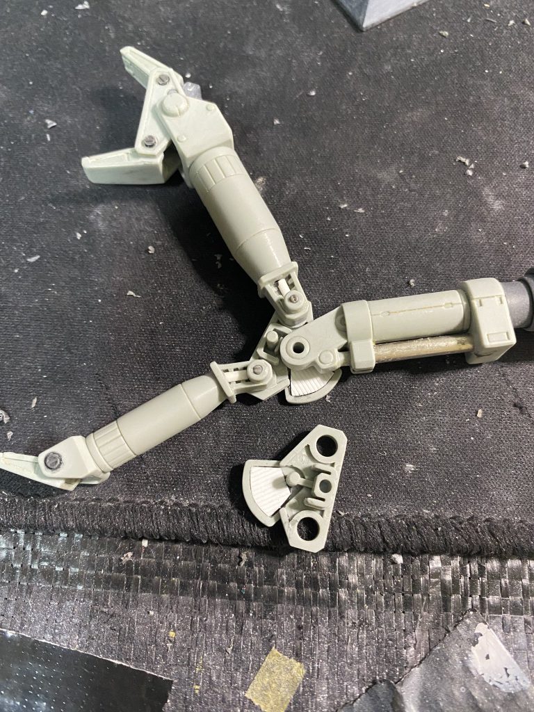 アーム部分の隙間にエバーグリーンのプラ板を貼って、コトブキヤのパーツでディテールアップしています。