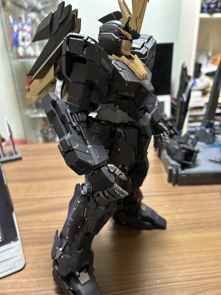 外装はバンシィに相応しいような、禍々しい紫がかったブラックになるように頑張って調色しました😊それ以外は特に改造等はしていません出来ませんPG弄る勇気ありませんごめんなさい