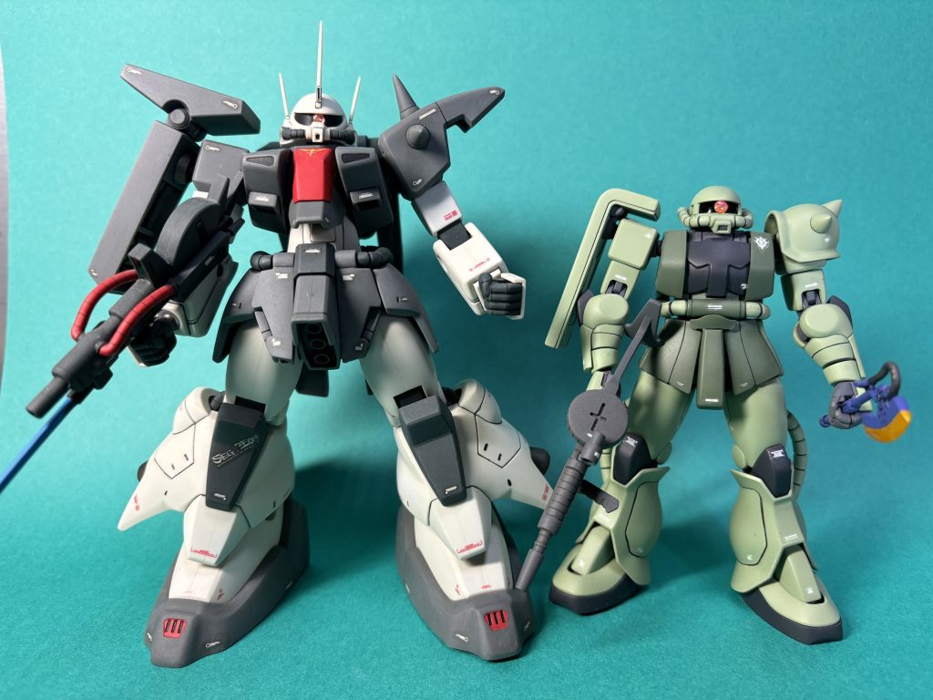 ザクIIと。でかいな。恐竜的進化。