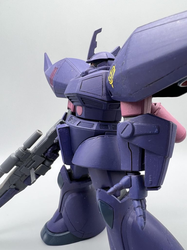 一年戦争時に開発されたゲルググの近代化改修機ではなくアクシズ工廠において新造された個体であるが、基本性能は一般配備されているリゲルグと同様である。一般機との違いは股間部に増設されたブロック状のセンサーユニットである。部隊の特性上秘密裏に訓練する必要があるため、アクシズのデブリ地帯での活動が主となっており、意識外からの危険なデブリの直撃を避ける目的で増設された。