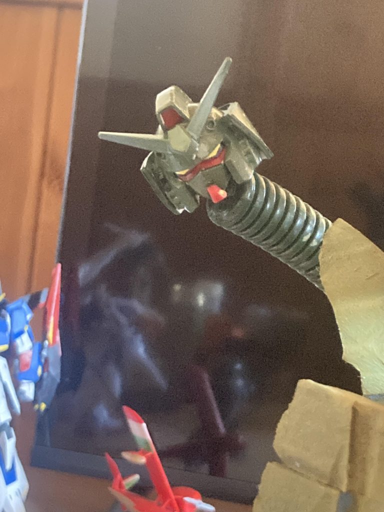 後ろにガンダムヘッドもいます