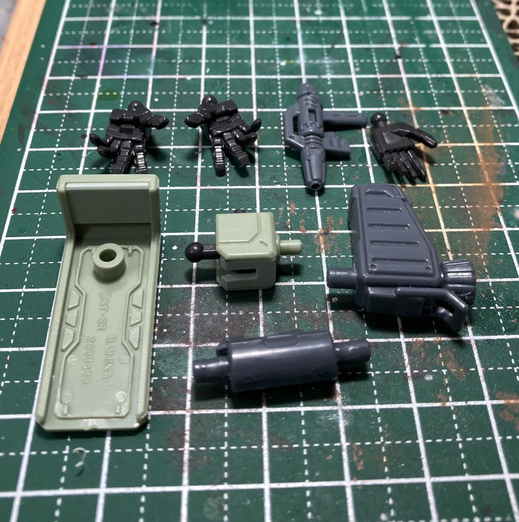 制作途中ジムとザクは並行して作りました。肉抜きは近い色のランナータグで埋めました。合わせ目も消しましたが、塗装してないので少しわかりますね。