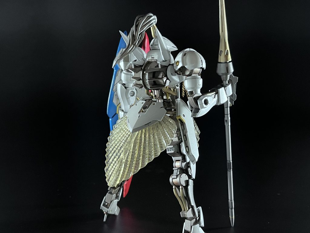 厄祭戦後300年経ってればその間にこんな格好をすることがあったかもしれません？白を基調とした装甲に所有する家のクランカラーである赤と青のツートン(妄想)をあしらいました。なお、ナノラミネートアーマーの色は白が最も安価とされていますが、うるせぇバエルも白いだろ！という家長の一言により白くなったとのこと。