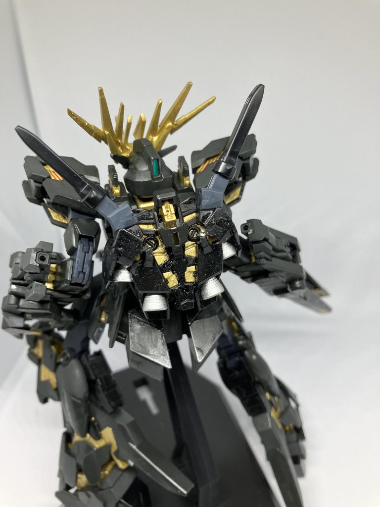 色々ポージングさせながら撮影していたら、ユニコーンのバックパックのサーベルラックが折れました。仕方ないので余ってたコアガンダムのサーベルラックを接着しておきました。