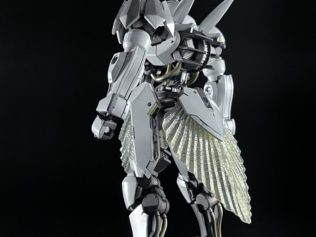 カラーが開発時の紫(高価)ではなく白(安価)になった理由は腰部を飾るこのスカートに予算を費やしたからという。その素材製法等は一切不明であり、その技術は失われた。(民明書房刊/「ヴァルキュリア・プロファイル」より)